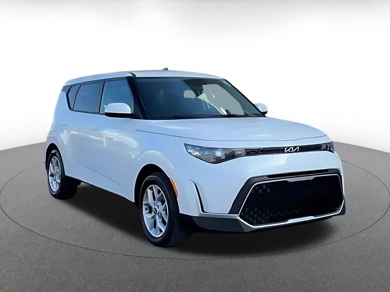 Used 2025 Kia Soul LX w/ LX Technology Package FWD image 3