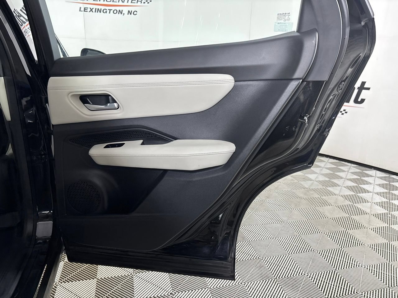 Used 2023 Nissan Ariya FWD image 23