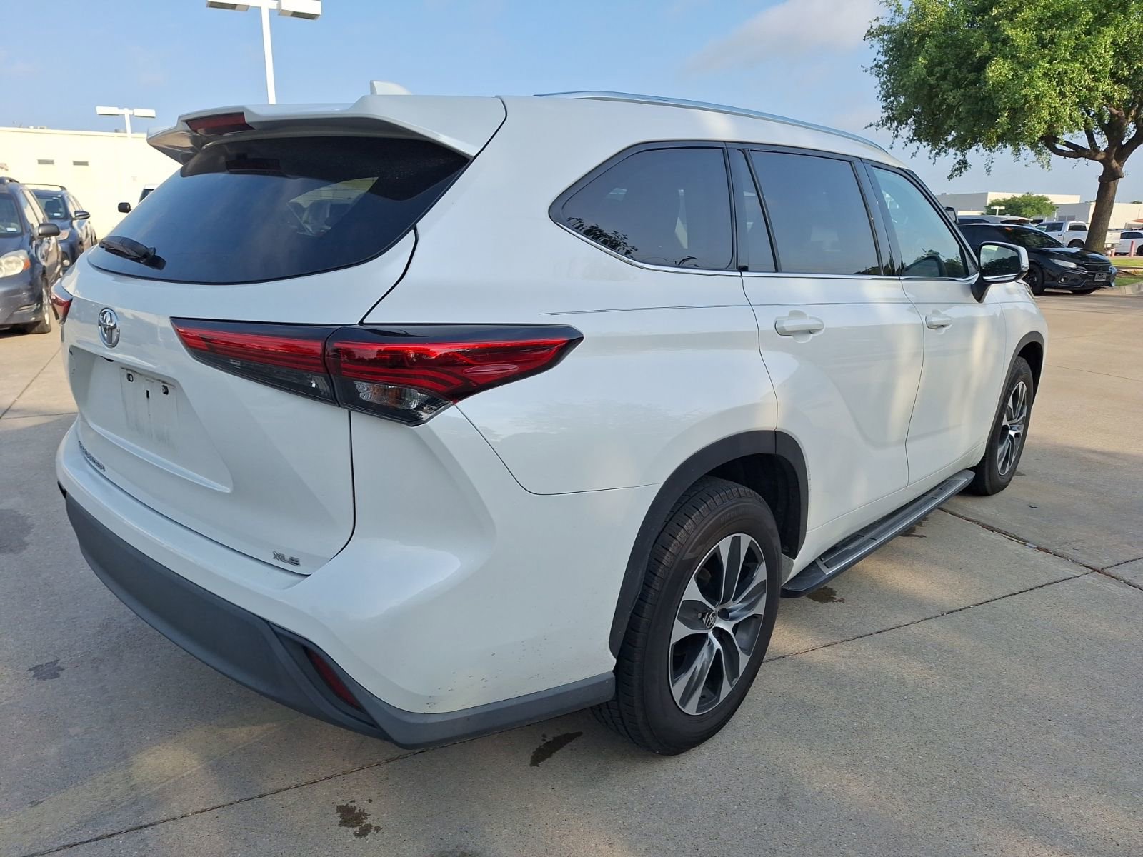 Used 2020 Toyota Highlander XLE FWD image 6
