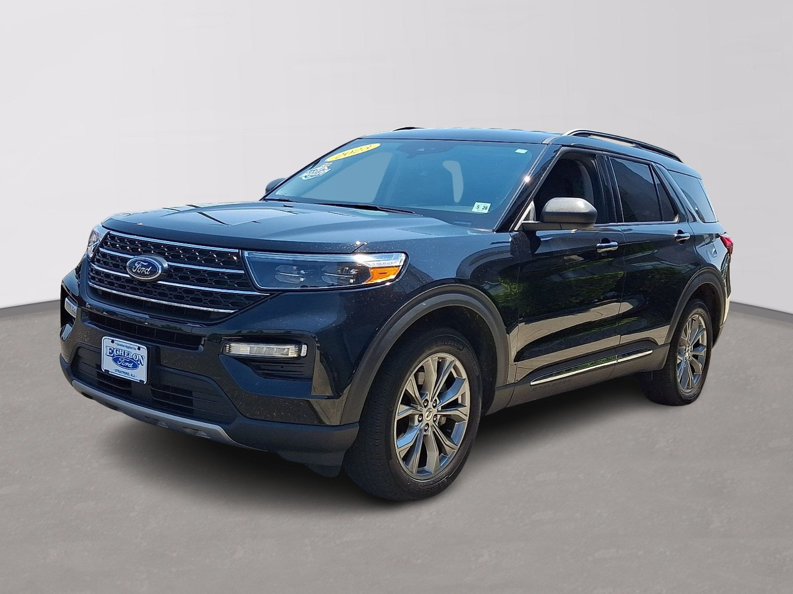 Certified 2023 Ford Explorer XLT w/ Equipment Group 202A AWD/4WD image 3