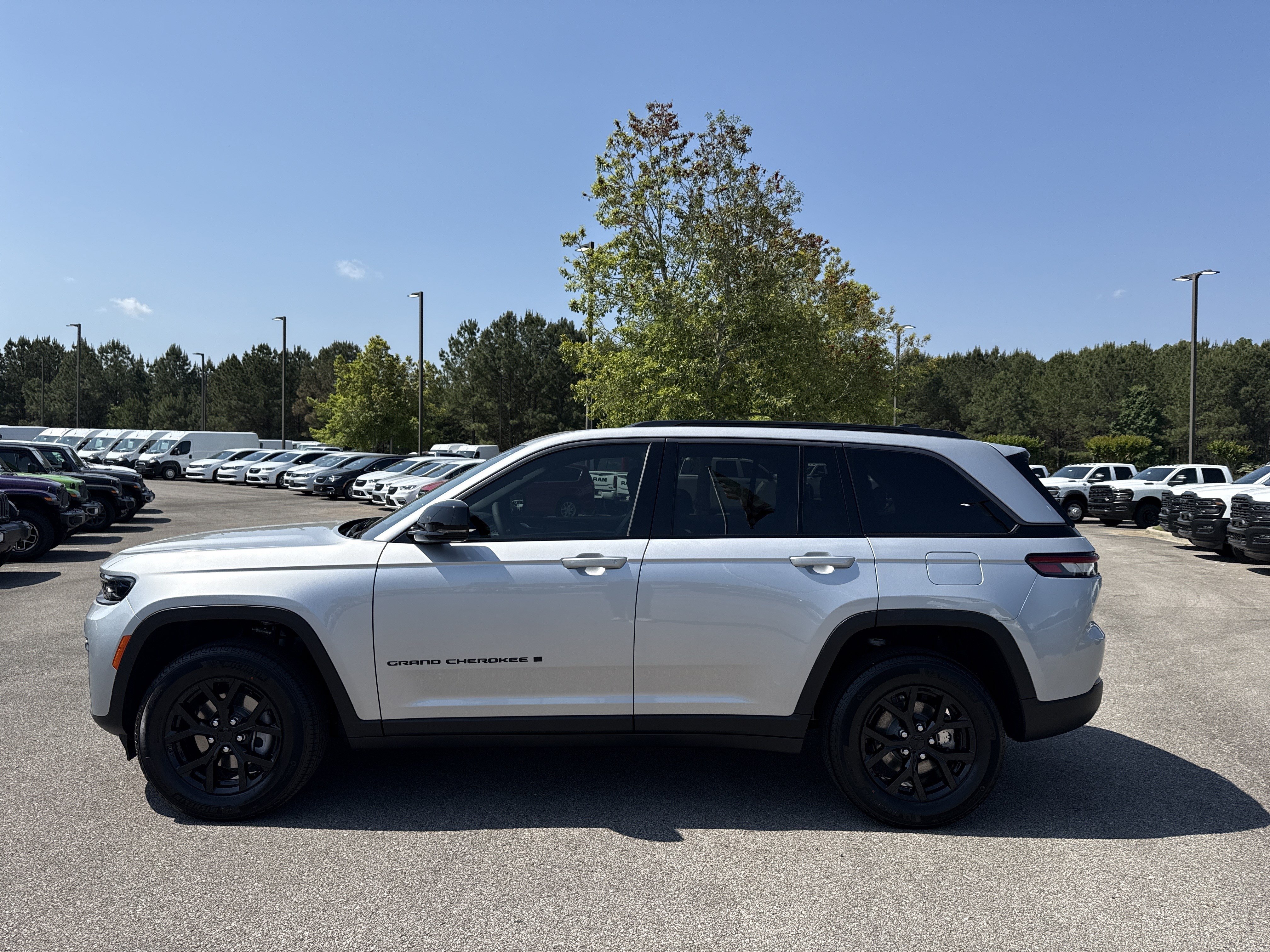 New 2026 Jeep Grand Cherokee Altitude RWD image 4