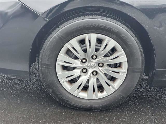Used 2014 Toyota Camry L image 8