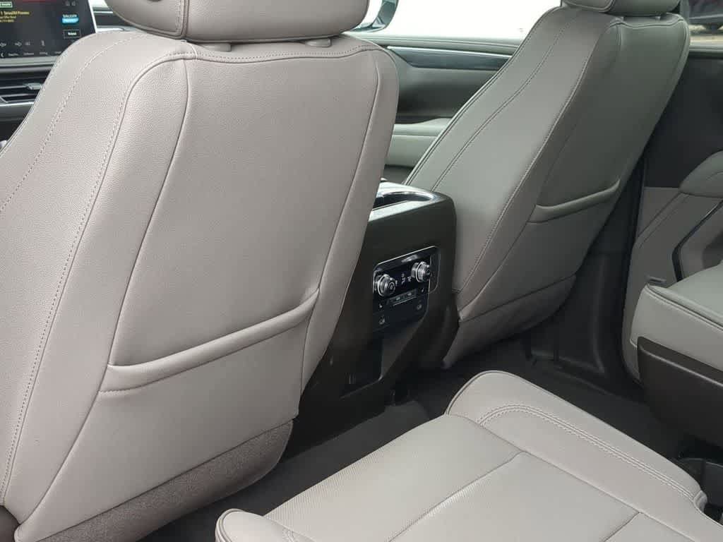 Used 2023 GMC Yukon XL SLT w/ SLT Luxury Package image 17