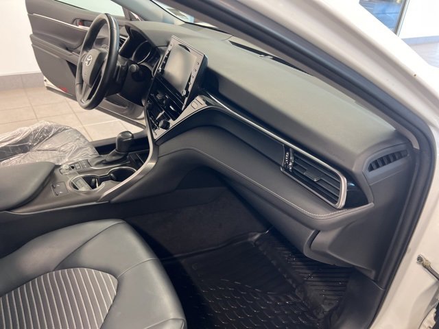 Used 2021 Toyota Camry SE w/ Cold Weather Package image 18