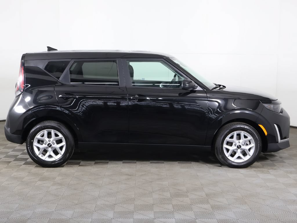 Used 2025 Kia Soul LX w/ LX Technology Package FWD image 17