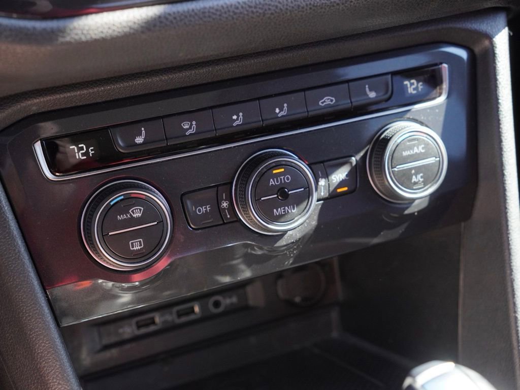 Used 2020 Volkswagen Tiguan SE w/ Panoramic Sunroof Package image 17