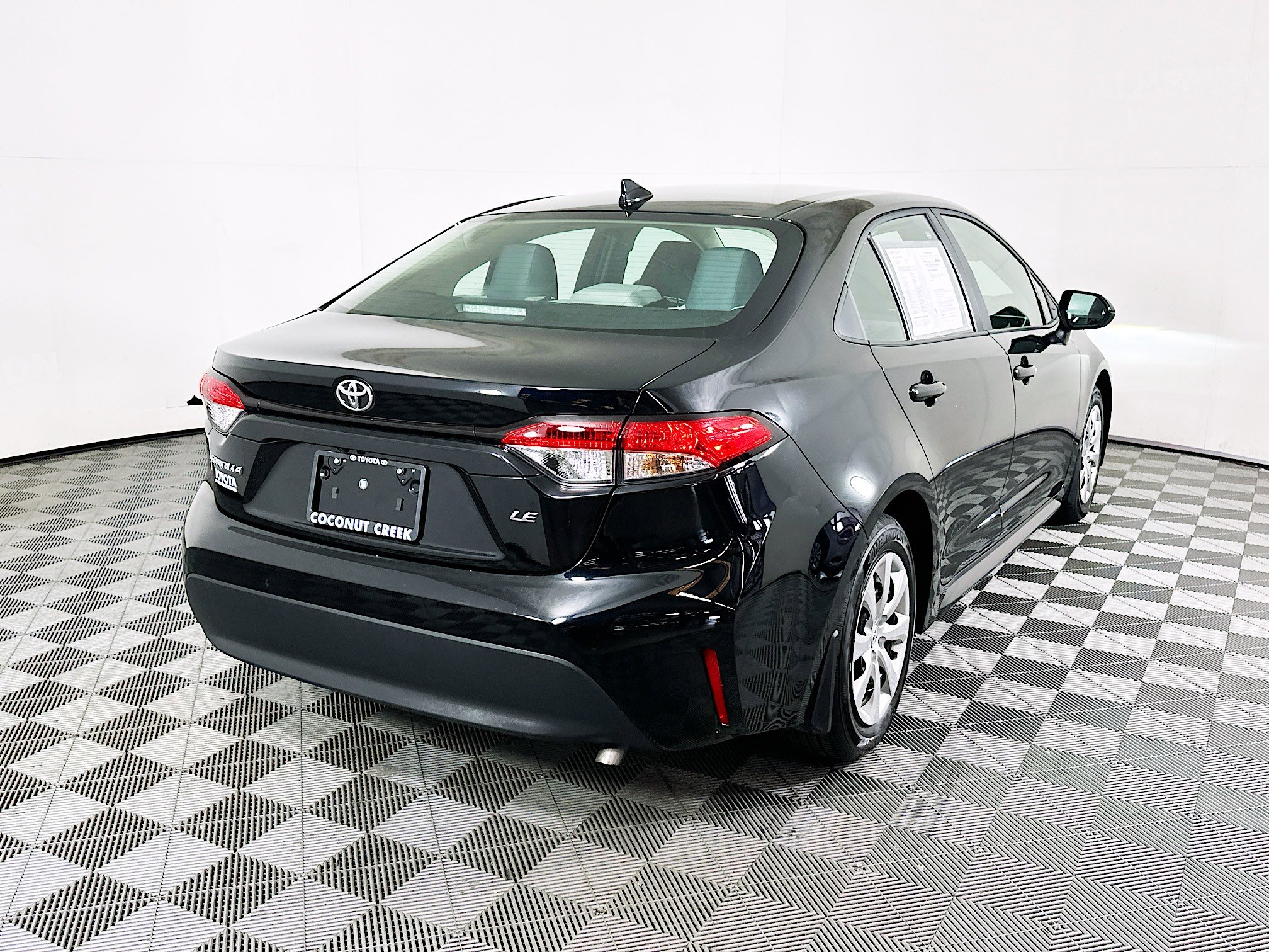Used 2025 Toyota Corolla LE image 3