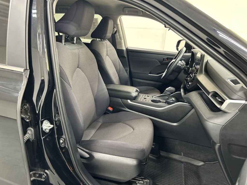 Used 2023 Toyota Highlander LE AWD/4WD image 23
