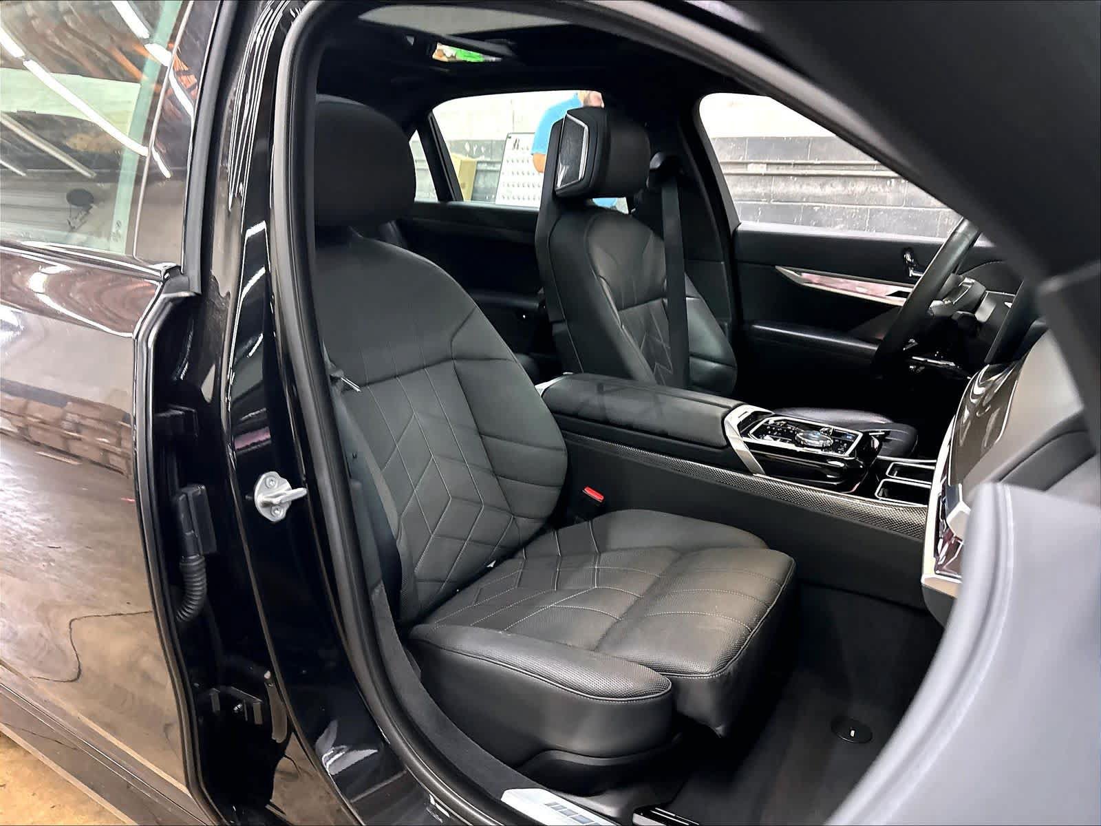 Used 2023 BMW i7 xDrive60 AWD/4WD image 10
