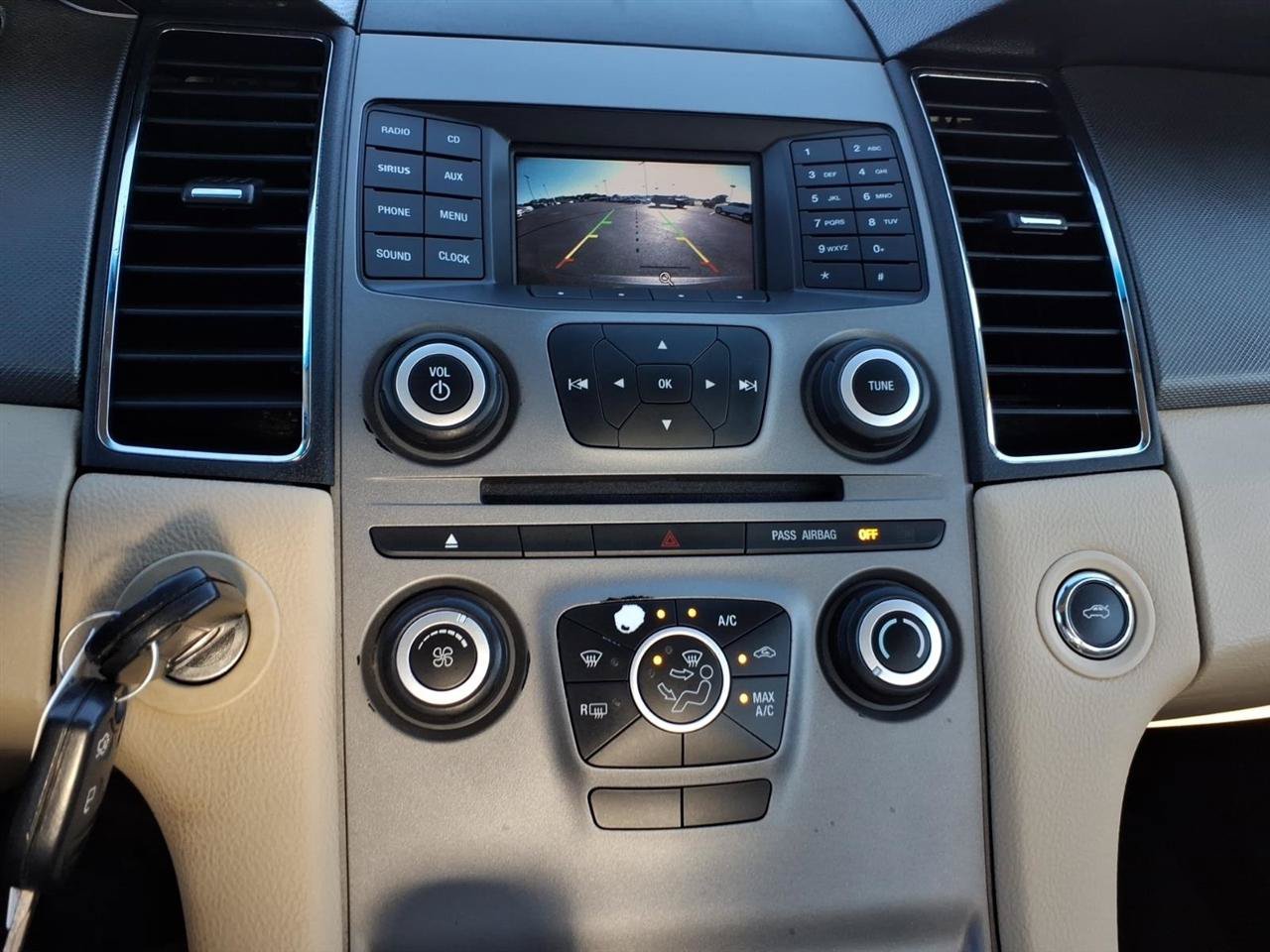 Used 2016 Ford Taurus SE FWD image 13