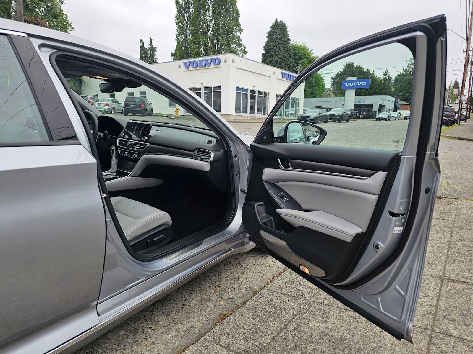 Used 2020 Honda Accord EX-L image 10