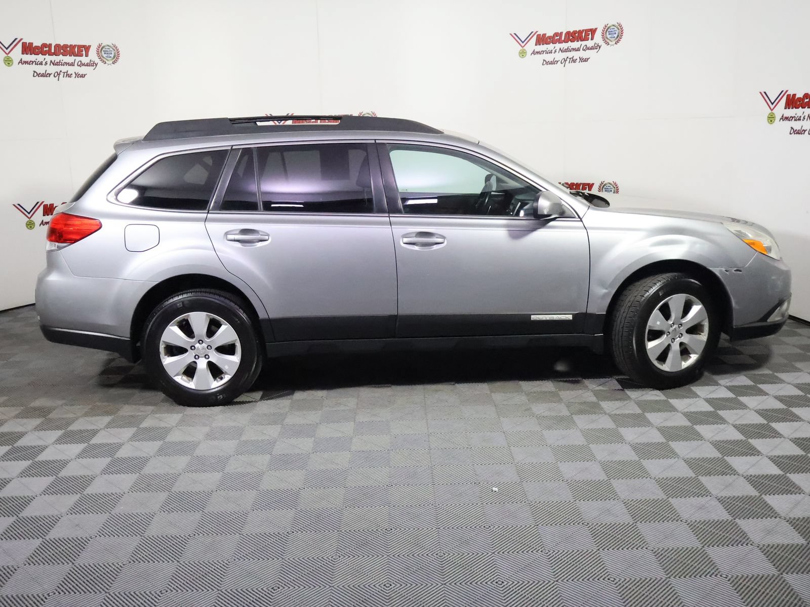 Used 2011 Subaru Outback 2.5i Limited w/ PWR Moonroof Pkg AWD/4WD image 3