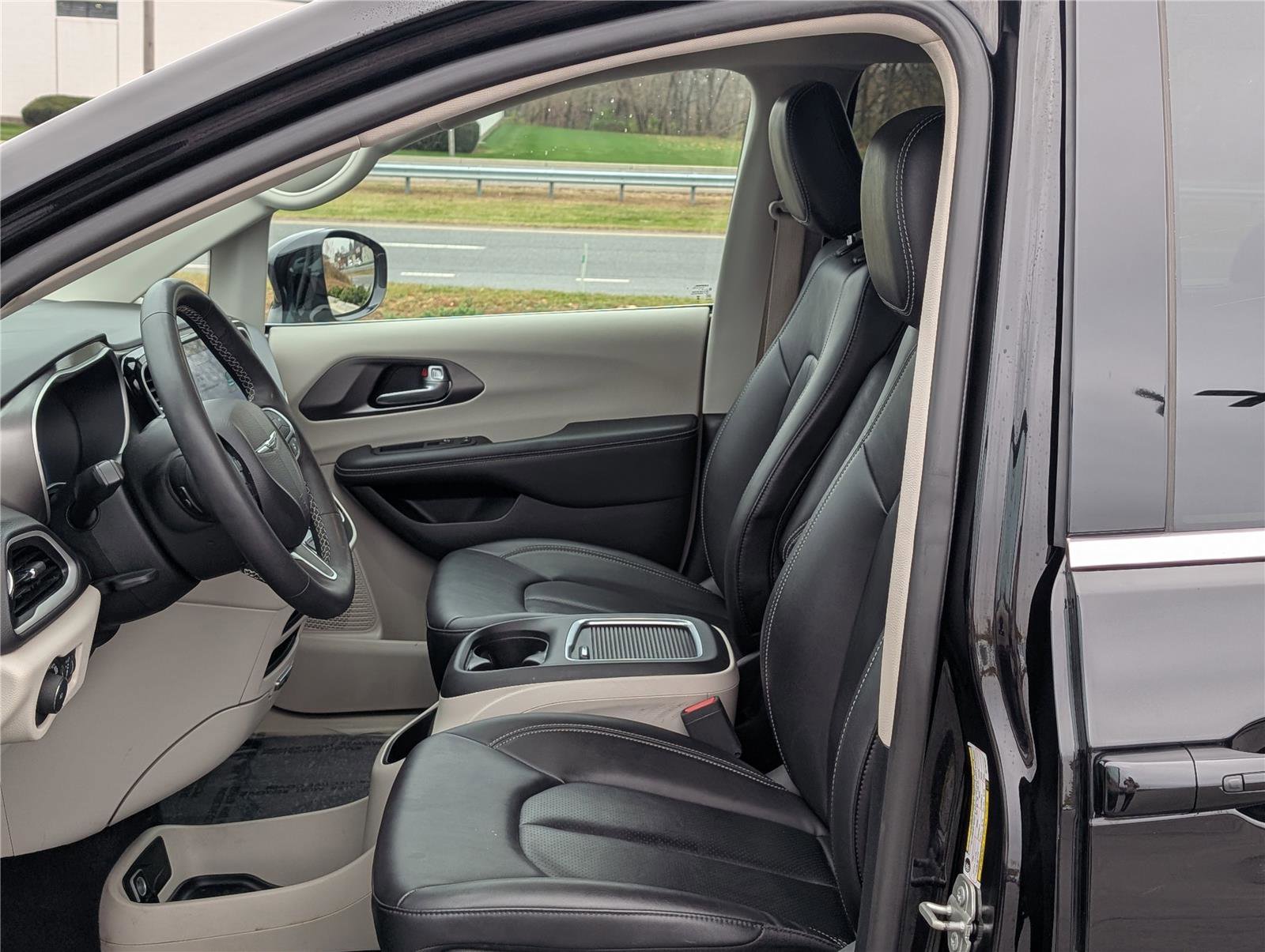 Used 2024 Chrysler Pacifica Touring-L image 16