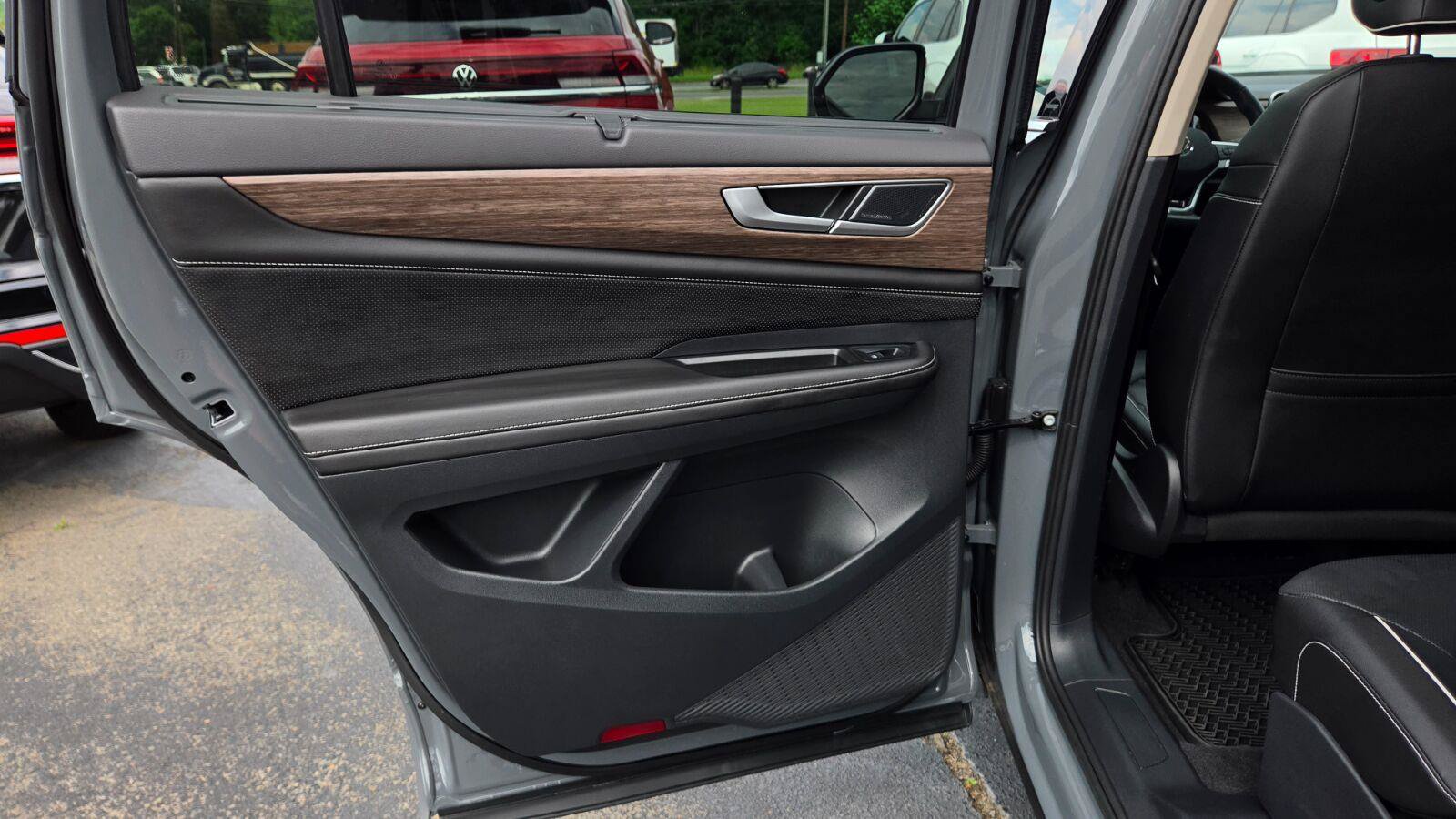 Certified 2025 Volkswagen Atlas SEL Premium R-Line AWD/4WD image 49