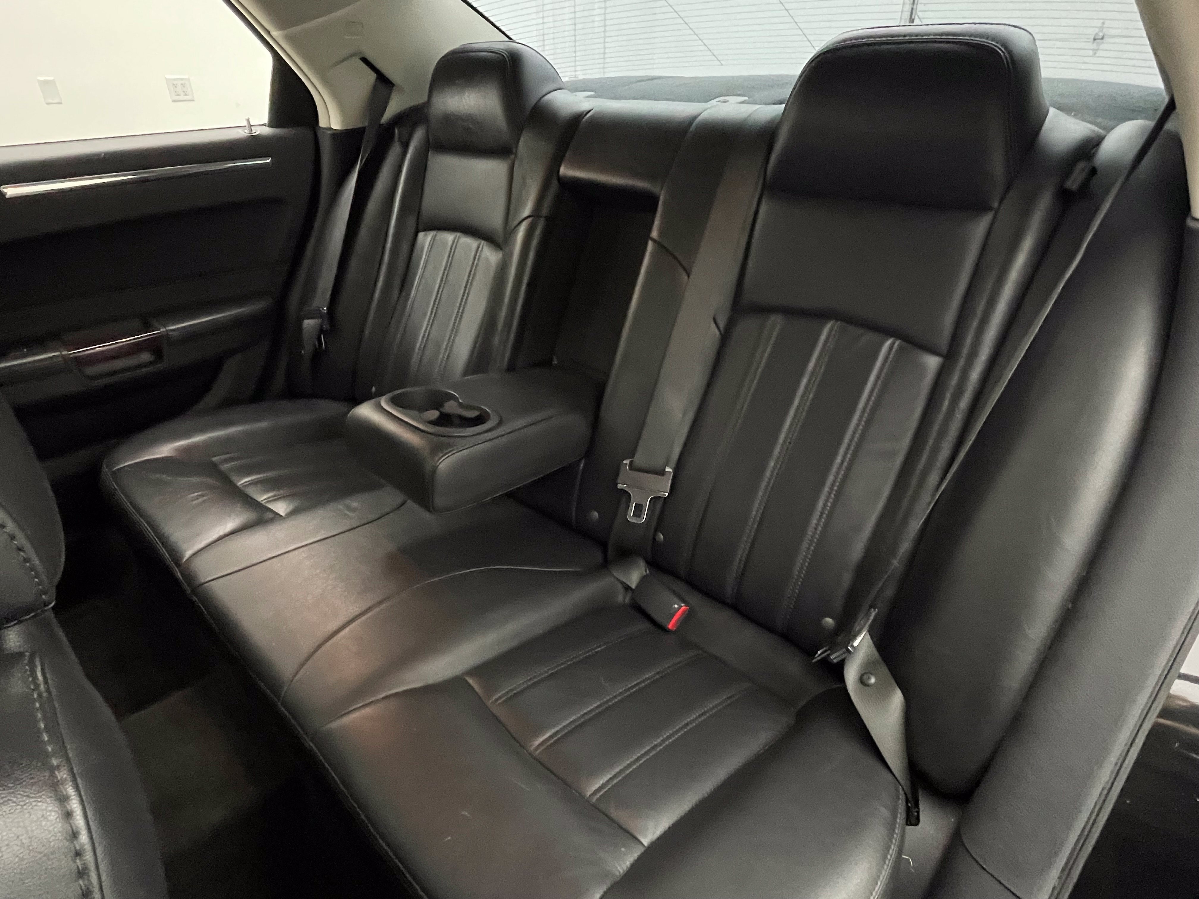 Used 2009 Chrysler 300 C w/ Luxury Group II RWD image 42