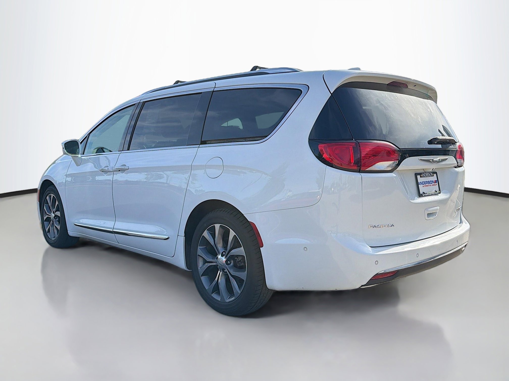 Used 2017 Chrysler Pacifica Limited w/ Advanced Safetytec Group FWD image 14