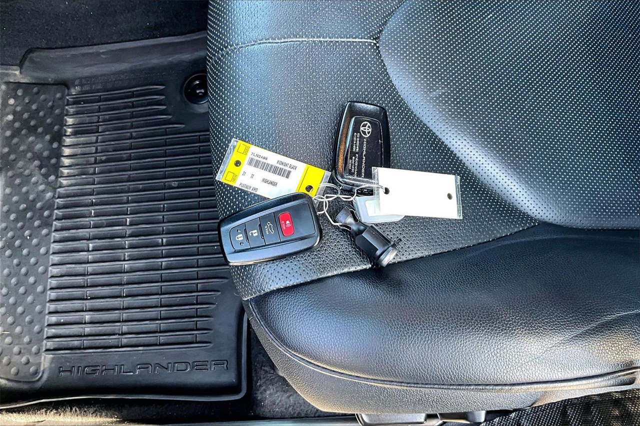 Used 2021 Toyota Highlander Platinum image 32