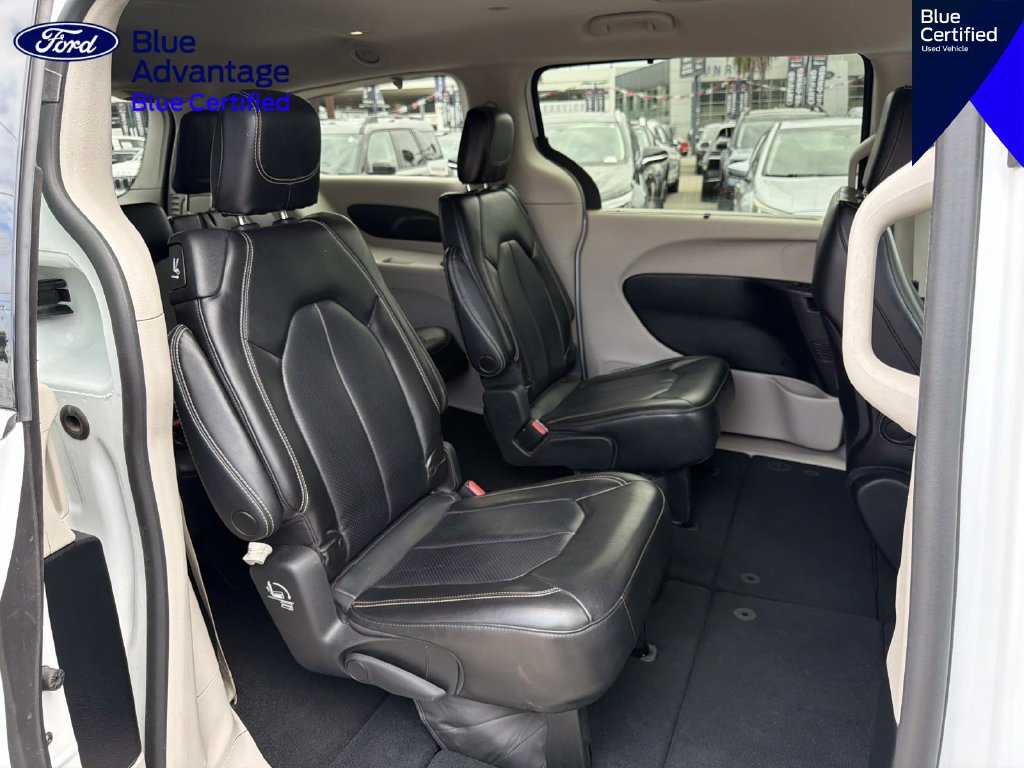 Used 2023 Chrysler Pacifica Touring-L FWD image 10