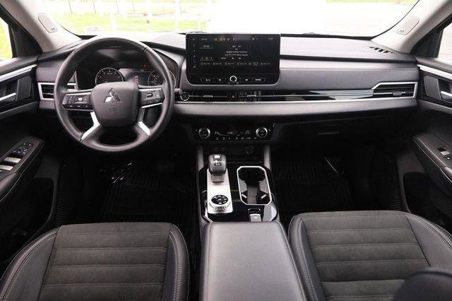 Used 2025 Mitsubishi Outlander SE AWD/4WD image 23