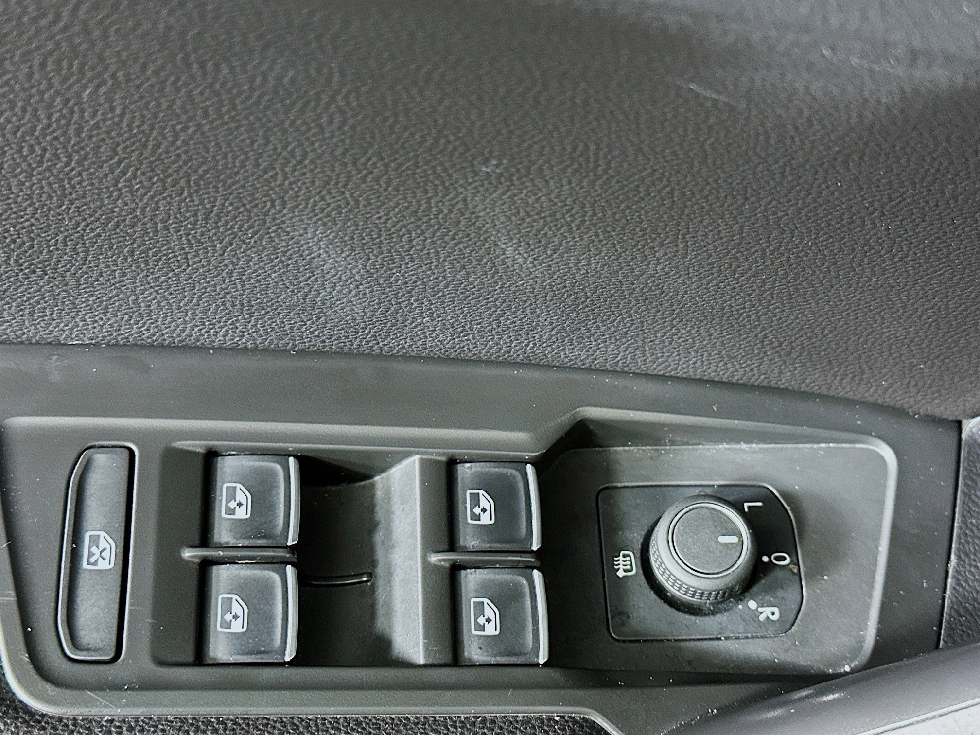 Used 2020 Volkswagen Tiguan SE w/ Panoramic Sunroof Package AWD/4WD image 15