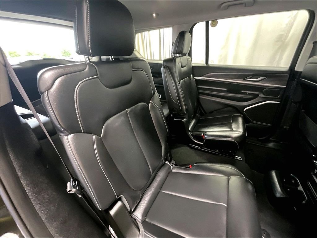 Used 2022 Jeep Grand Cherokee L Limited AWD/4WD image 16