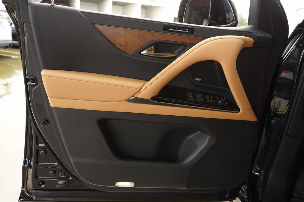 Used 2025 Lexus LX 600 4WD w/ Luxury Package image 28