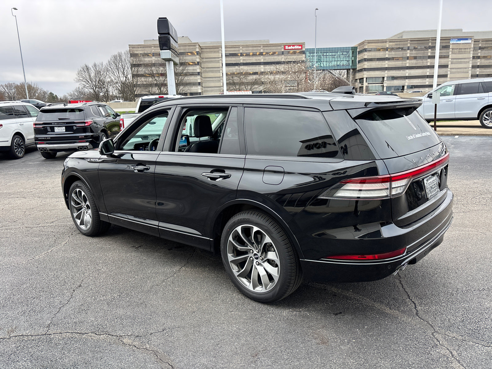 New 2026 Lincoln Aviator AWD w/ Jet Appearance Package image 5
