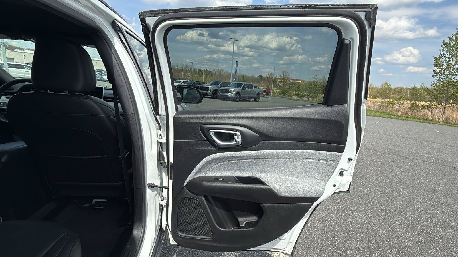 Used 2024 Jeep Compass Latitude AWD/4WD image 18