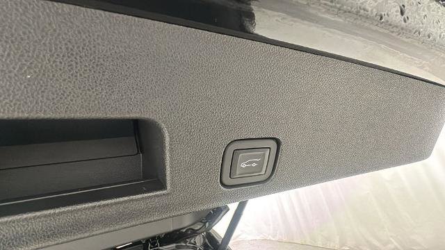 Used 2024 Chevrolet Traverse LT AWD/4WD image 17