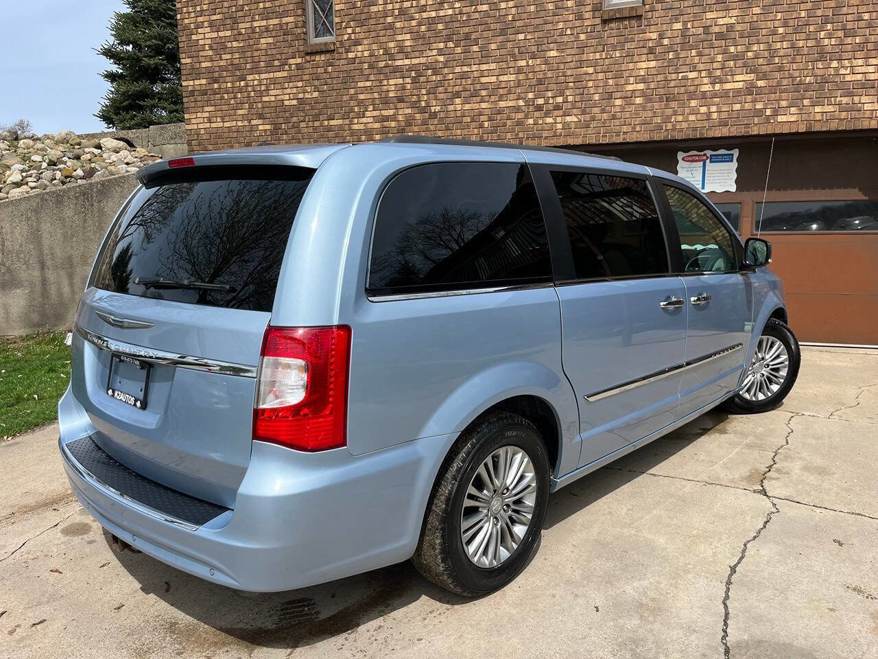 Used 2016 Chrysler Town & Country Touring-L w/ Driver Convenience Group FWD image 10