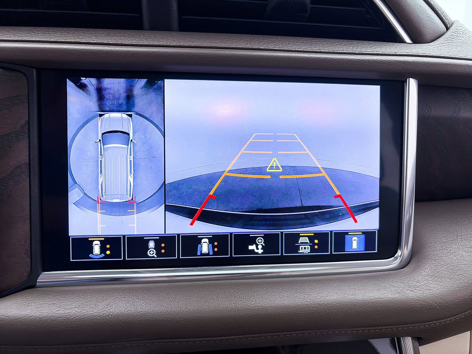 Used 2021 GMC Yukon Denali w/ Denali Premium Package image 9