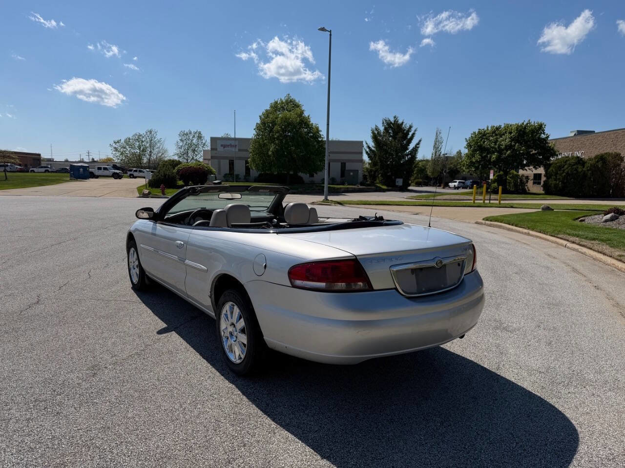 Used 2004 Chrysler Sebring Limited w/ Driver Convenience Group FWD image 3