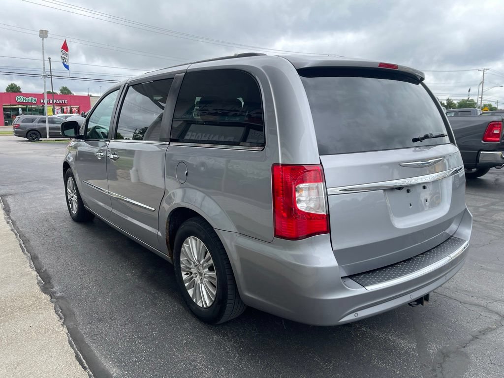 Used 2013 Chrysler Town & Country Touring-L w/ Driver Convenience Group FWD image 4