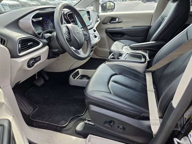 Used 2024 Chrysler Pacifica Touring-L FWD image 6