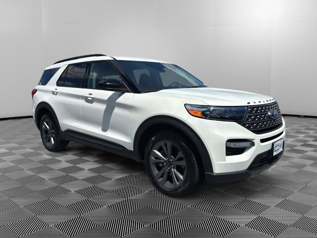 Used 2023 Ford Explorer XLT w/ Equipment Group 202A AWD/4WD image 2