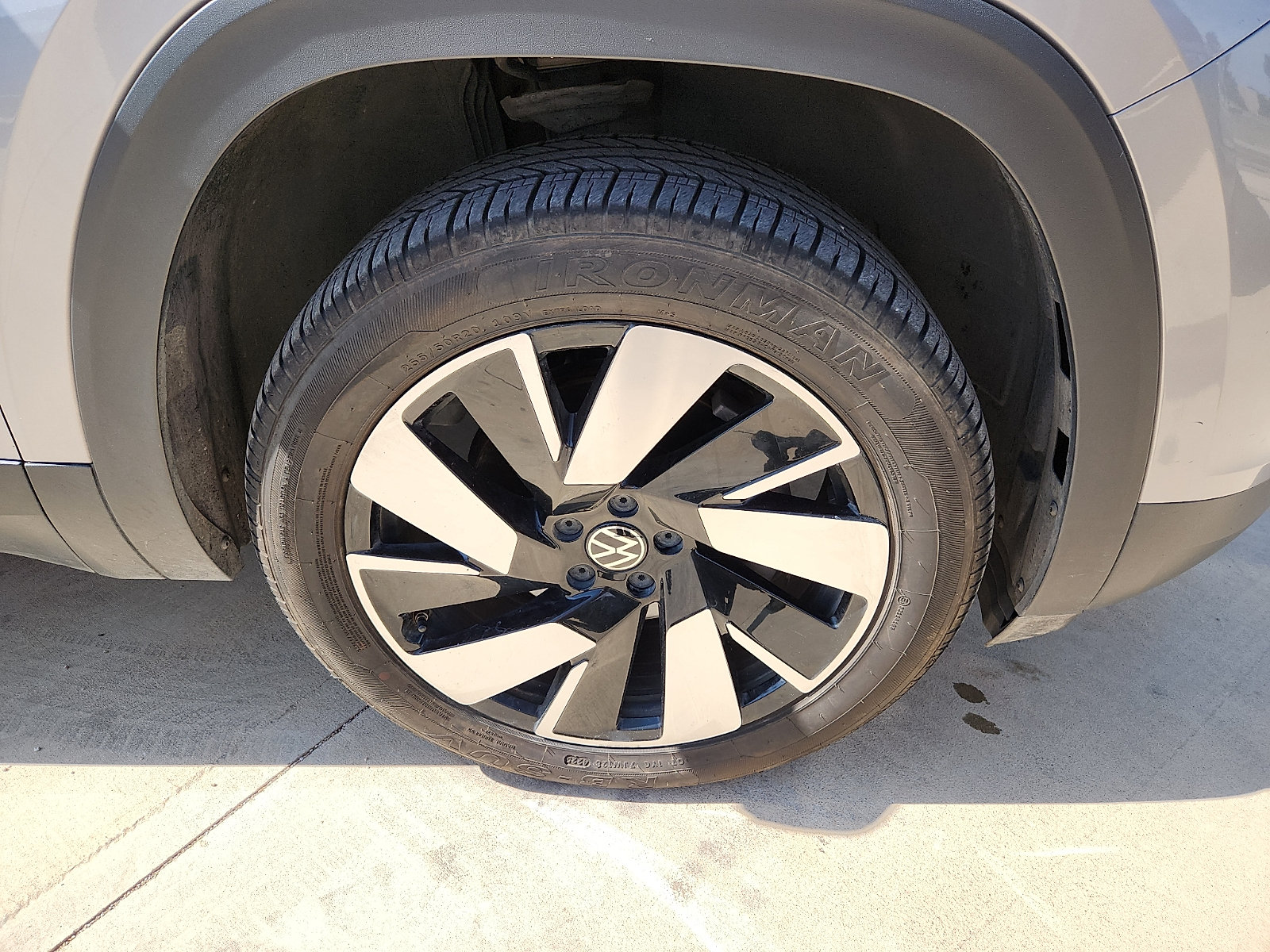 Certified 2025 Volkswagen Atlas Cross Sport SE FWD image 9