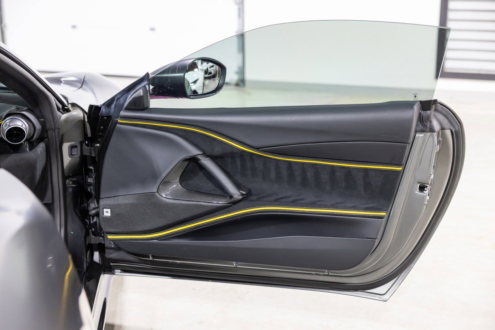 Used 2023 Ferrari 812 GTS image 31