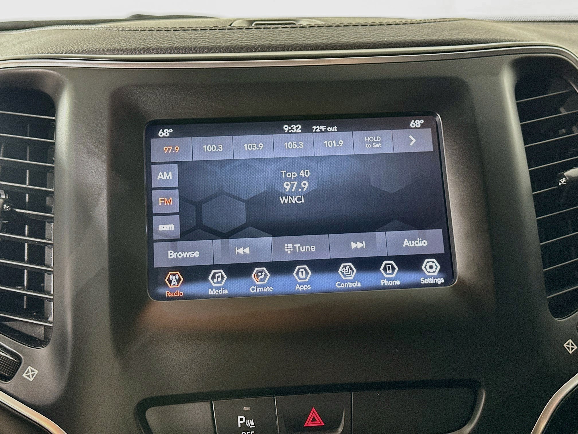 Used 2019 Jeep Cherokee Latitude Plus w/ Comfort/Convenience Group AWD/4WD image 18