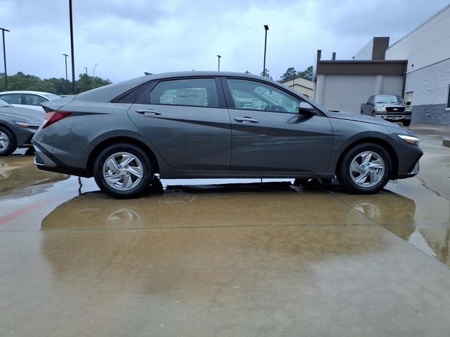 New 2026 Hyundai Elantra SE FWD image 2