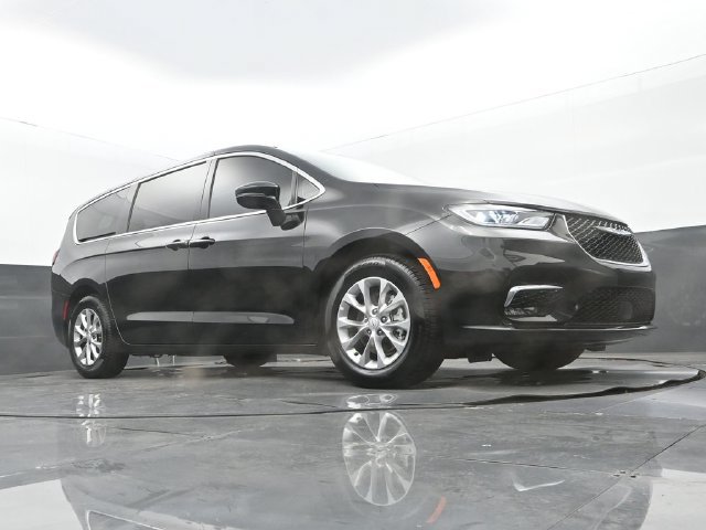 Used 2026 Chrysler Pacifica Limited FWD image 24