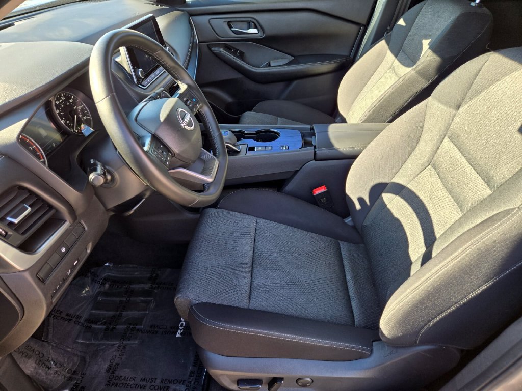 Certified 2025 Nissan Rogue SV FWD image 10