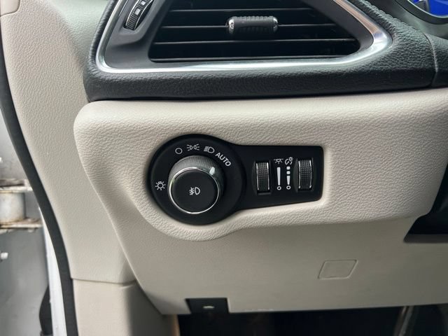 Used 2019 Chrysler Pacifica Limited FWD image 25