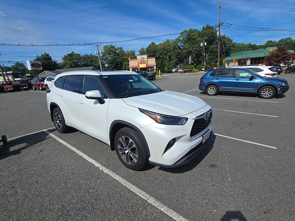 Used 2022 Toyota Highlander XLE AWD/4WD image 2