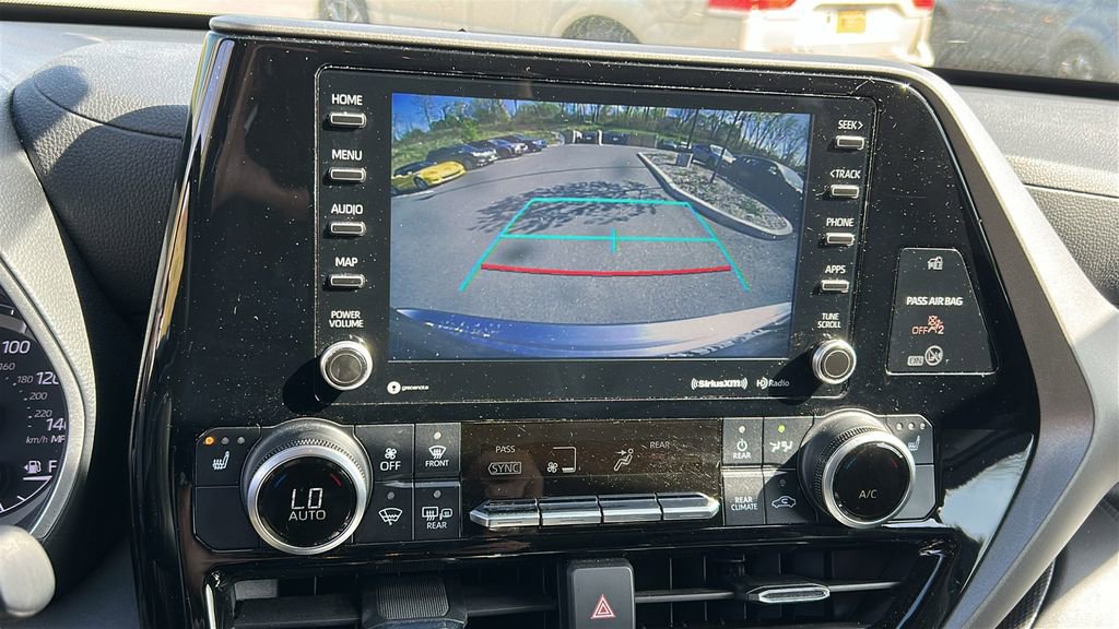 Used 2021 Toyota Highlander XLE AWD/4WD image 18