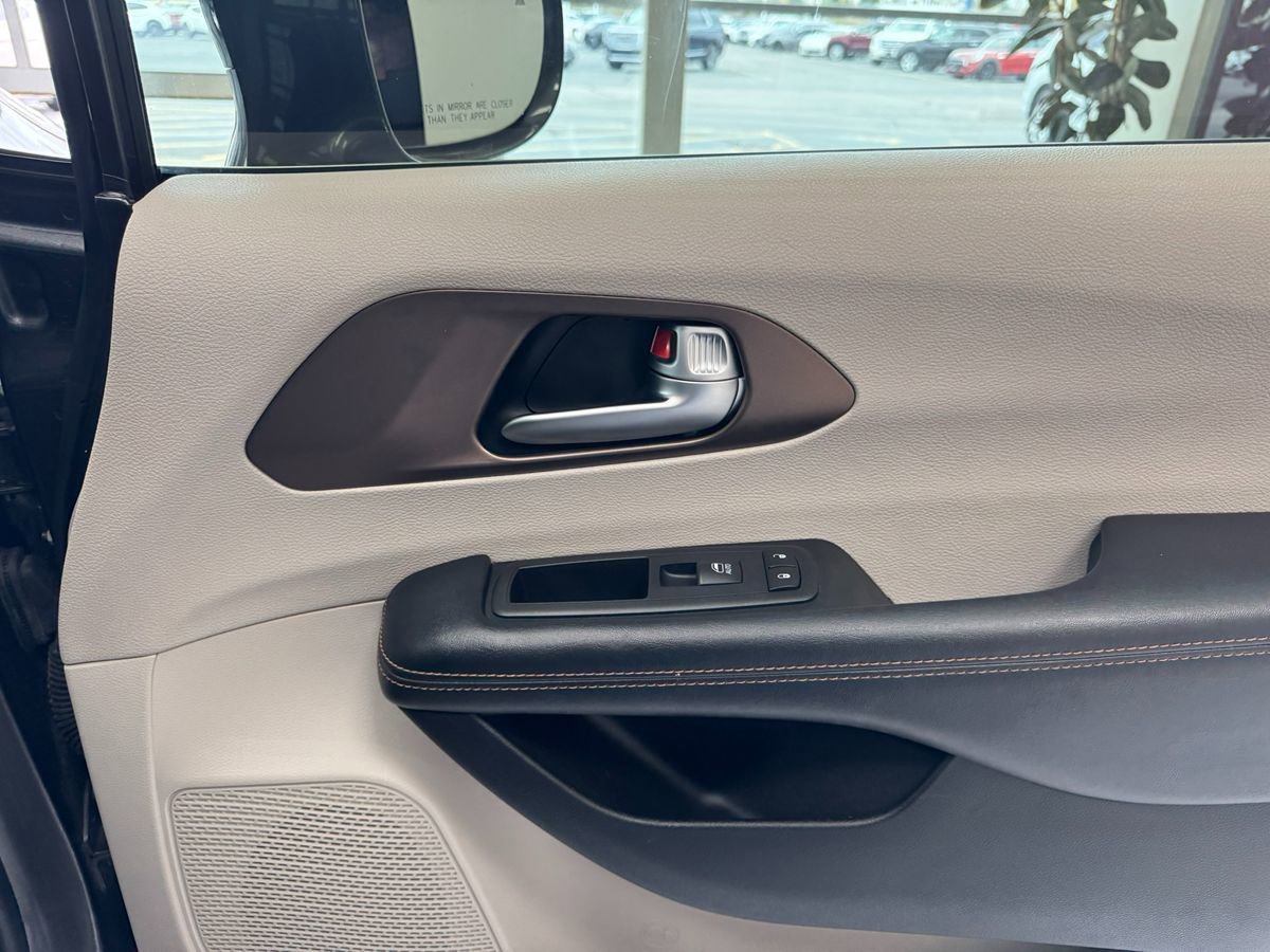 Used 2018 Chrysler Pacifica Touring-L FWD image 15