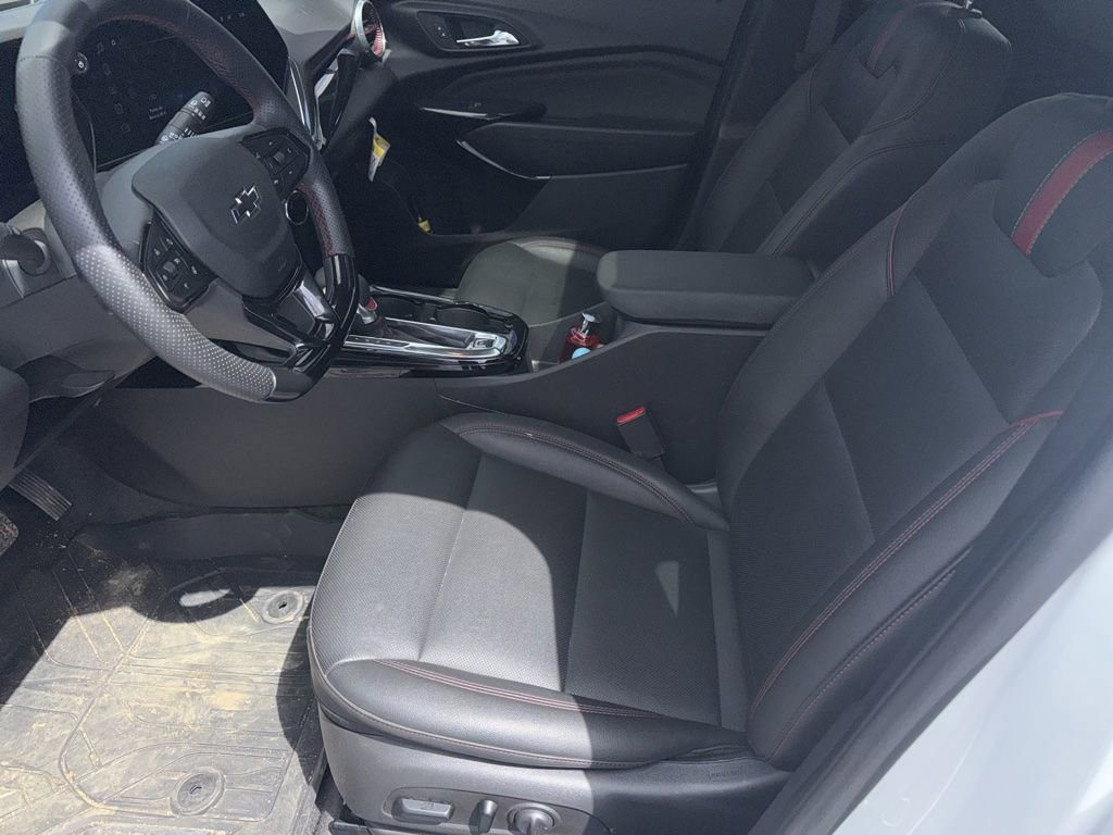 Certified 2025 Chevrolet Trax RS w/ Sunroof Package FWD image 36