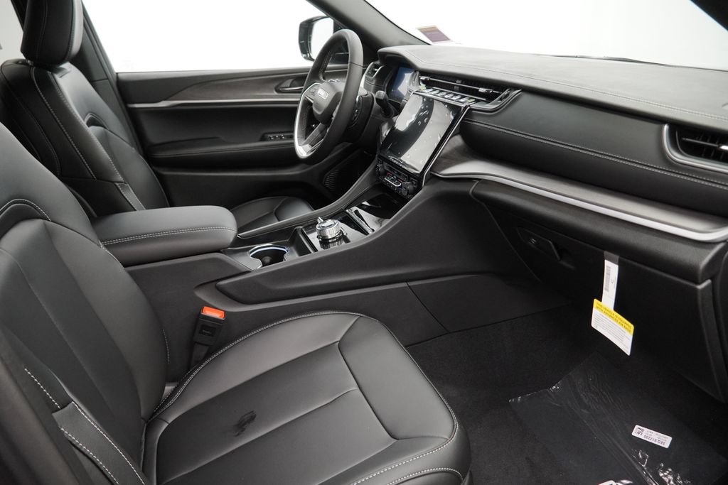 Used 2025 Jeep Grand Cherokee Limited AWD/4WD image 35