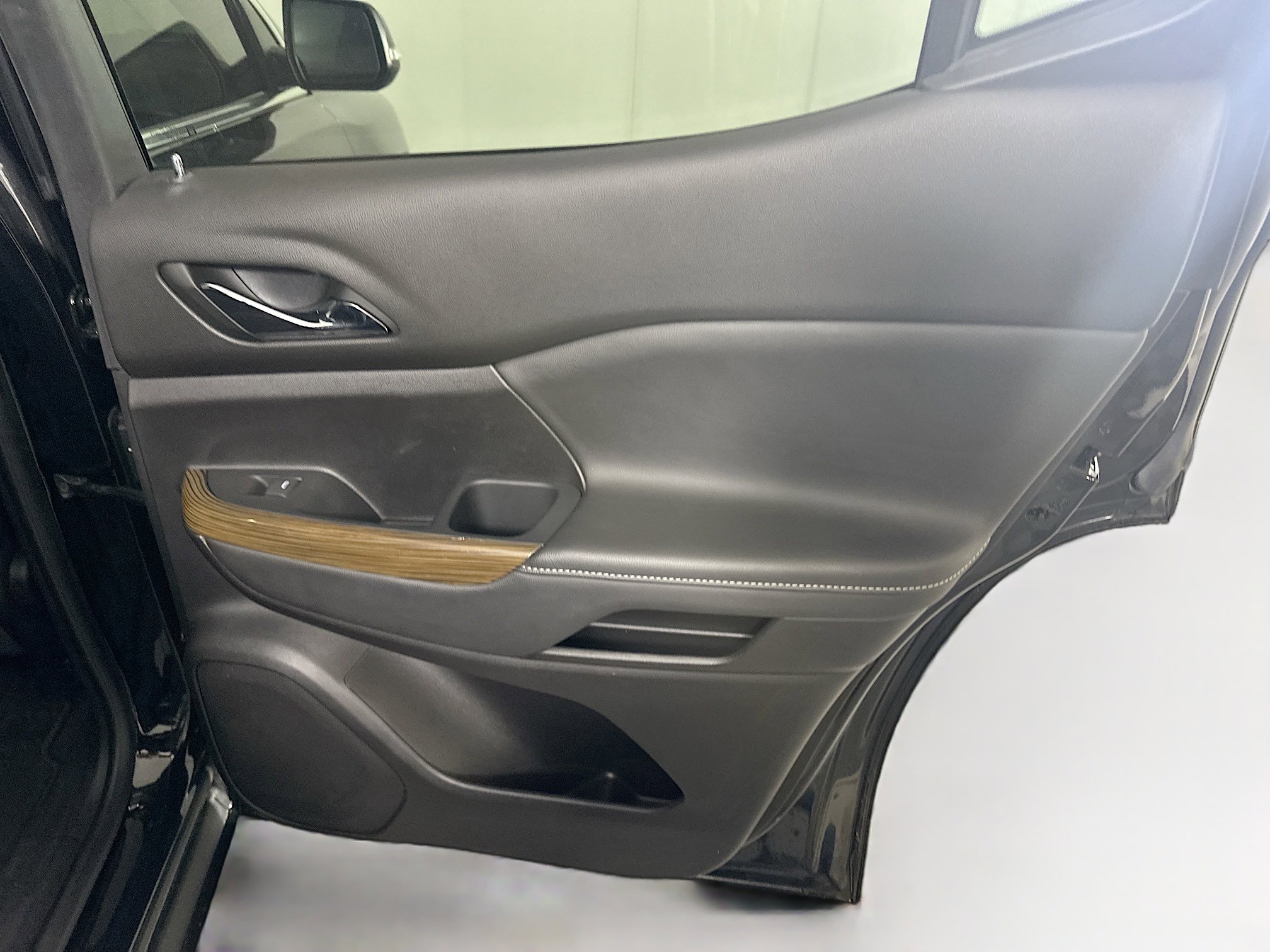 Used 2023 GMC Acadia SLE w/ Driver Convenience Package image 31