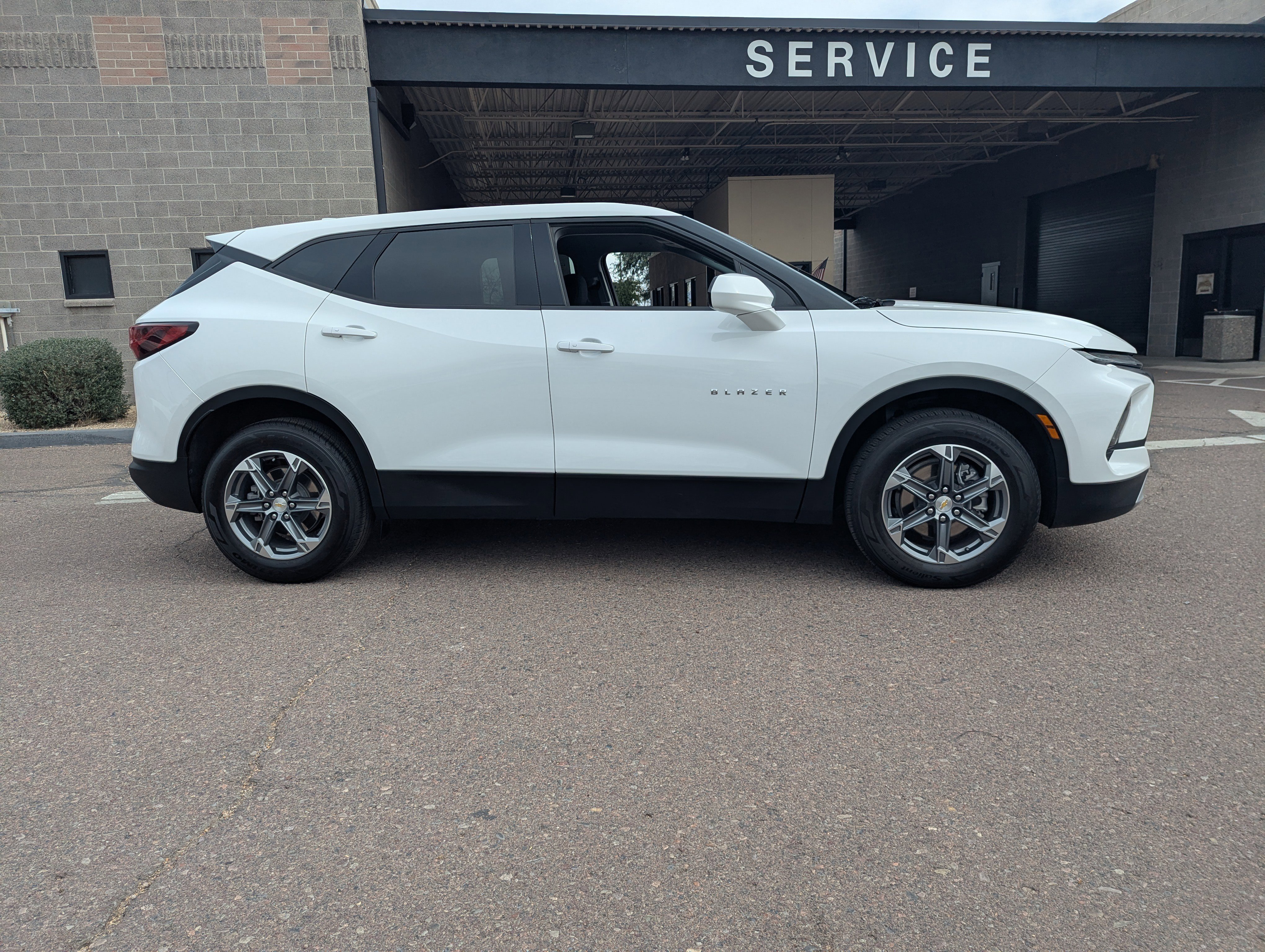 Used 2023 Chevrolet Blazer LT image 2