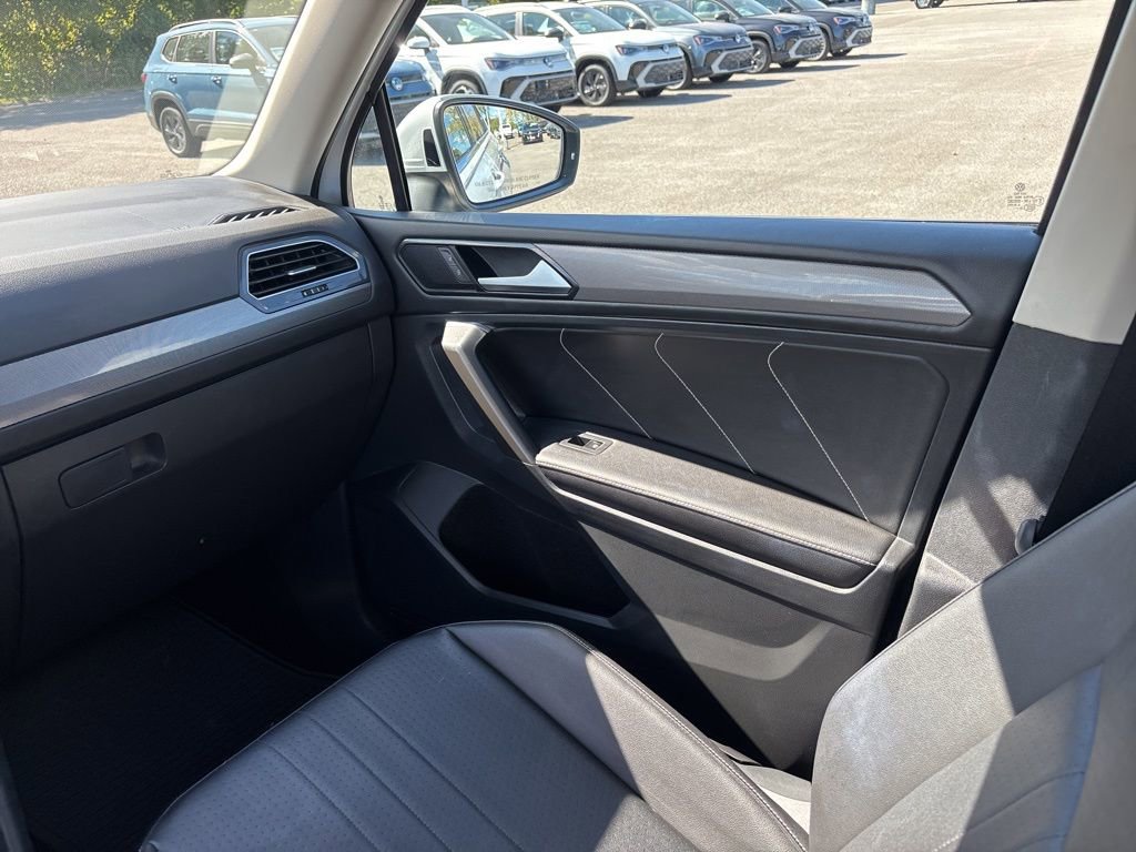 Used 2022 Volkswagen Tiguan SE w/ Panoramic Sunroof Package image 27